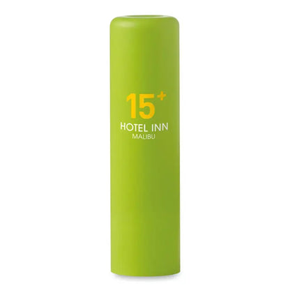 Balsam de buze într-un tub cilindric verde lime cu text galben și alb hotel inn malibu 15+