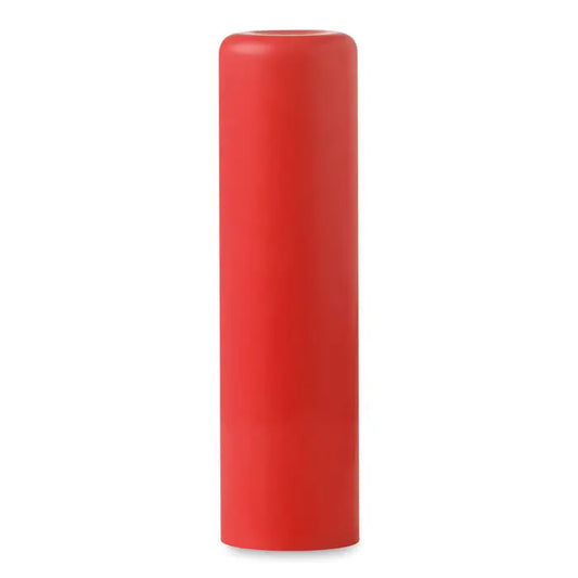 Balsam de buze într-un tub cilindric roșu solid cu finisaj mat neted pentru hidratarea buzelor