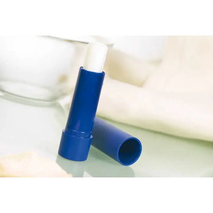 Balsam de buze cu tub albastru din plastic si stick alb pentru hidratarea buzelor