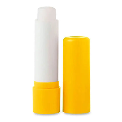 Balsam de buze într-un tub din plastic galben cu corp alb și capac galben pentru hidratarea buzelor