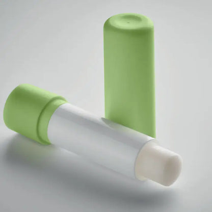 Balsam de buze vegan din abs reciclat cu capac verde deschis si ceara translucida pentru hidratare naturala