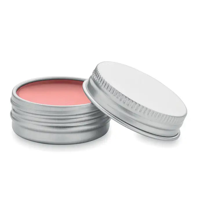 Un balsam de buze vegan coral într-o cutie rotundă din aluminiu argintiu cu capac zimțat