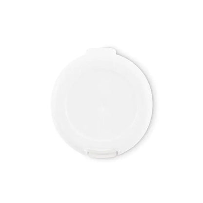 Balsam de buze vegan cu capac alb din plastic neted rotund si doua clapete pentru deschidere