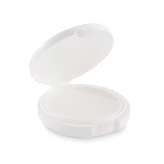 Balsam de buze vegan în cutie compactă din plastic alb cu capac cu balama și margini rotunjite