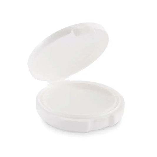 Balsam de buze vegan în cutie compactă din plastic alb cu capac cu balama și margini rotunjite
