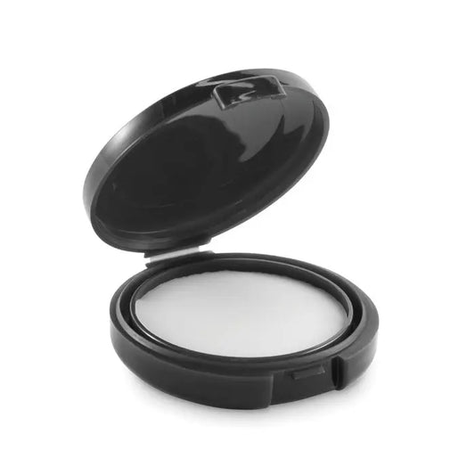 Caseta neagra de pudra compacta din plastic cu pudra alba presata pentru balsam de buze vegan
