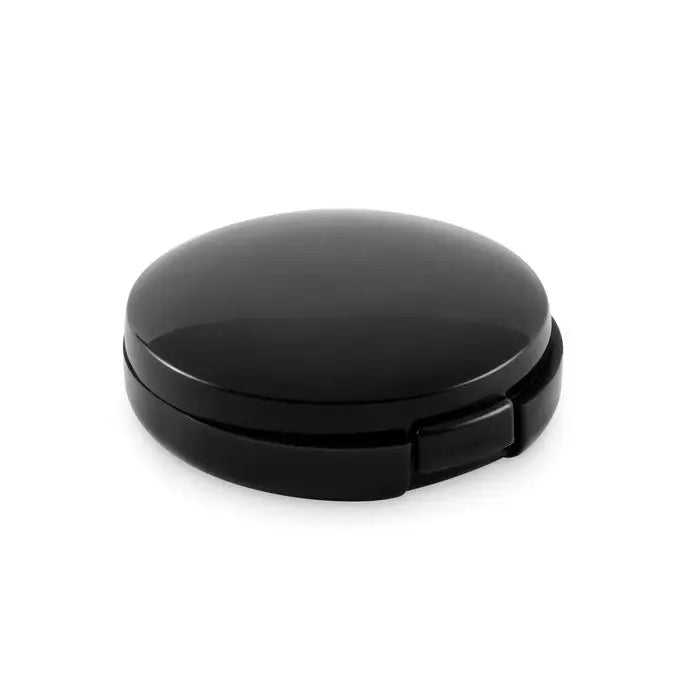 Balsam de buze vegan în etui compact lucios negru cu design rotunjit și închidere cu clapetă mică laterală