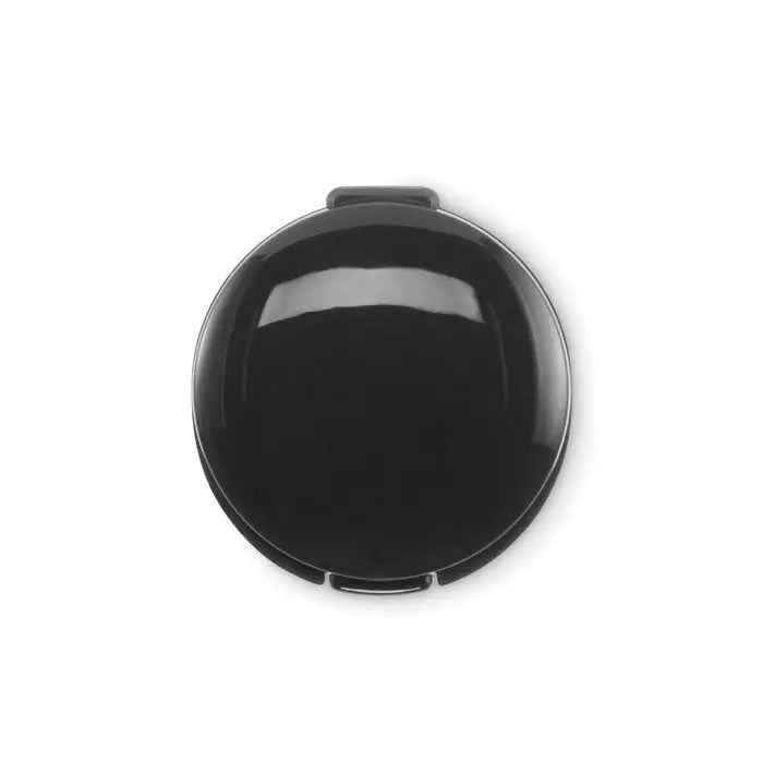 Balsam de buze vegan într-o compactă neagră lucioasă, circulară, cu design minimalist și balama mică sus