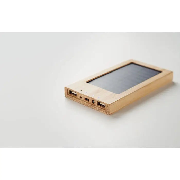 Banca de energie solara 4000 mah cu carcasa din bambus lucios si porturi usb multiple pe lateral