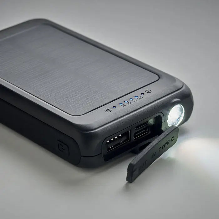 Banca de energie solara 5000 mah black rugged power bank cu lanterna led integrata si porturi usb multiple