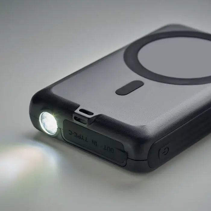 Carcasa neagra rezistenta cu lanterna integrata si pad magnetic pentru incarcare a bancii de energie solara 5000 mAh vedere din spate