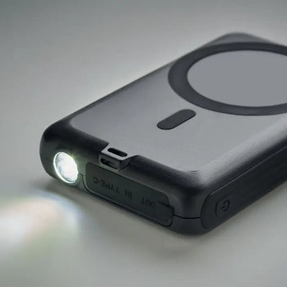 Carcasa neagra rezistenta cu lanterna integrata si pad magnetic pentru incarcare a bancii de energie solara 5000 mAh vedere din spate