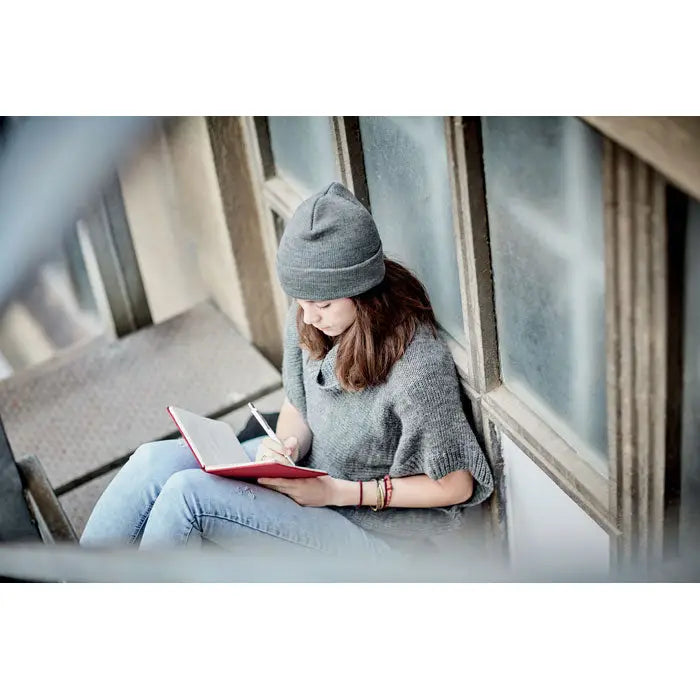 Beanie din rpET cu manseta gri, din material reciclat și tricotat, ideal pentru protecție și confort la temperaturi scăzute