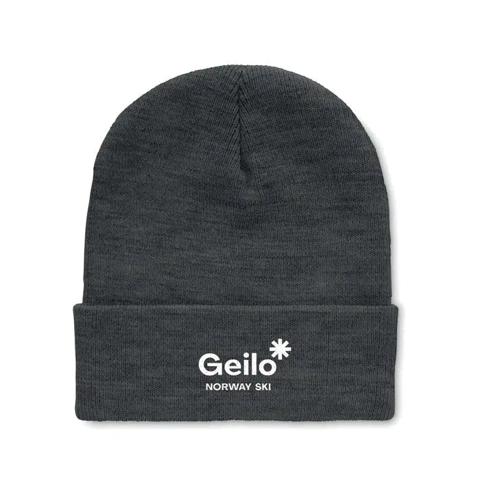 Beanie din rpet cu manseta gri inchis tricotat cu logo alb brodat geilo norway ski si simbol steluta