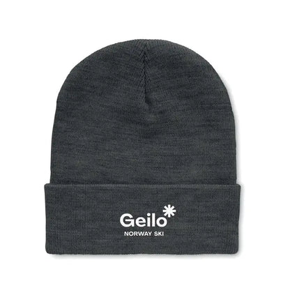 Beanie din rpet cu manseta gri inchis tricotat cu logo alb brodat geilo norway ski si simbol steluta