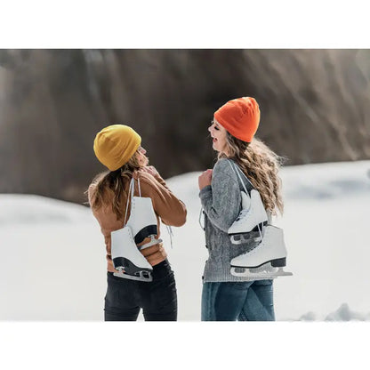 Ghete de gheata albe cu accente negre prinse de rucsacuri lâna beanie unisex din bumbac