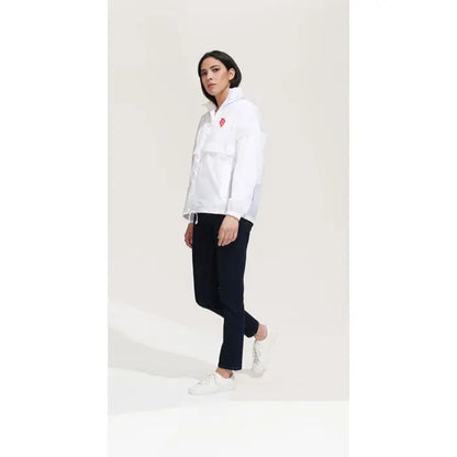 Blazer de vant unisex alb cu logo mic inima rosie pe piept ideal pentru surf si activitati casual