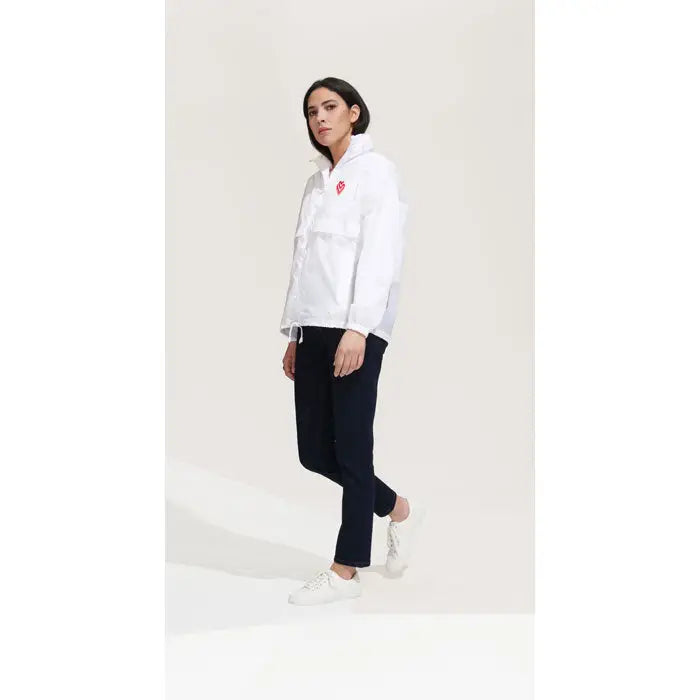 Blazer de vant unisex alb cu inima rosie mica pe piept pentru surf din material usor si confortabil