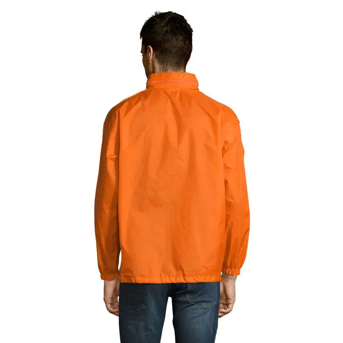 Blazer de vant unisex surf este o geaca usoara portocalie cu guler inalt si mansete elastice perfecta pentru vant