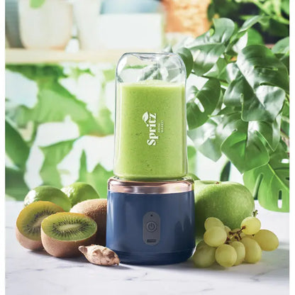 Blender portabil spritz albastru si roz auriu cu vas din sticla transparenta plin cu smoothie verde