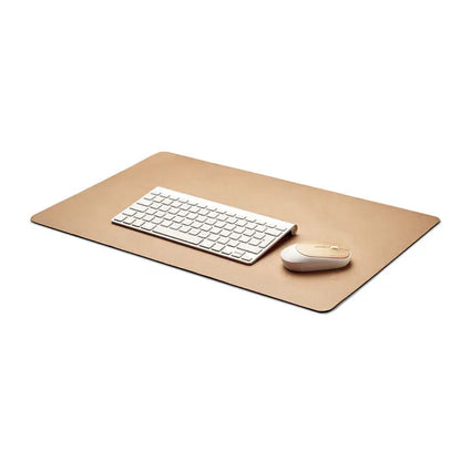 Bloc de birou mare din hartie reciclata cu suprafata din piele maro deschis si tastatura alba cu mouse pe ea