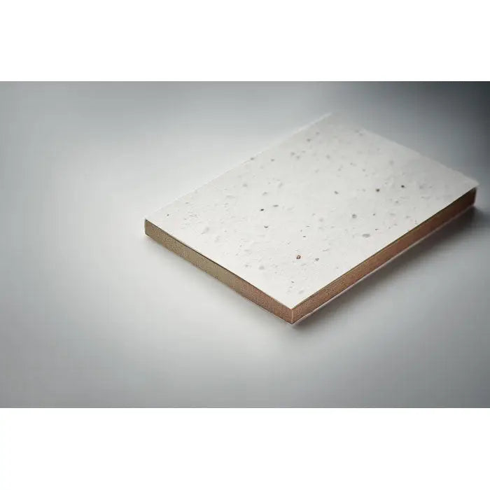 Bloc de note alb cu pete si coperta maro realizat din hartie cu iarba si seminte pentru notite ecologice