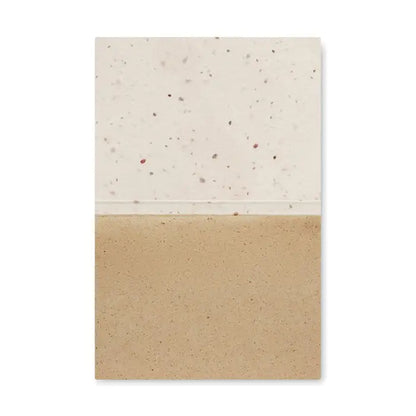 Bloc de note din hartie cu iarba si seminte pe placi de terrazzo bej si maro cu design minimalist