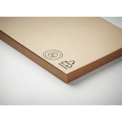 Bloc de note din hartie reciclata in cutie bej din carton reciclat cu logo made in europe si reciclat in colt