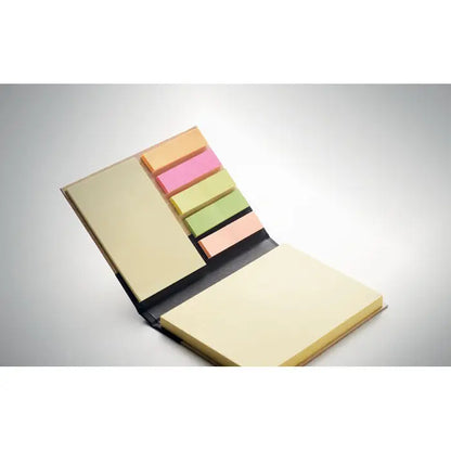 Bloc de note lipicioase din bambus cu coperta neagra, notes bej si bande adezive colorate aranjate in linie