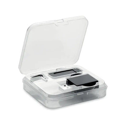 Blocant de date si audio pentru camerele web cu carcasa transparenta ce contine un usb flash drive negru si adaptor