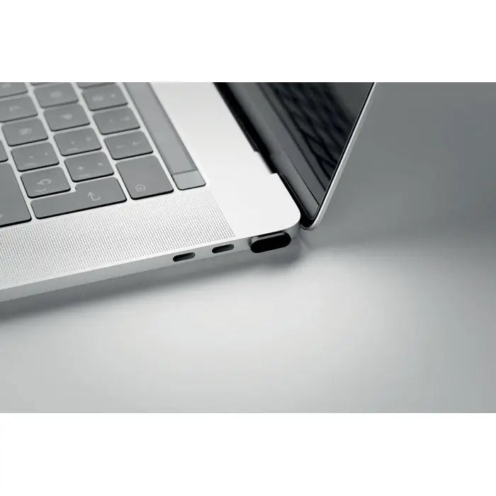 Blocant de date si audio pentru camerele web în laptop argintiu din aluminiu cu panou texturat și porturi multiple pe lateral