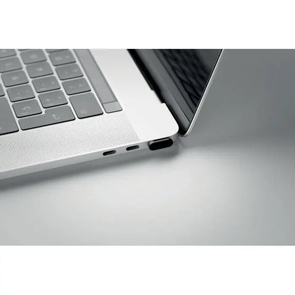 Blocant de date si audio pentru camerele web în laptop argintiu din aluminiu cu panou texturat și porturi multiple pe lateral