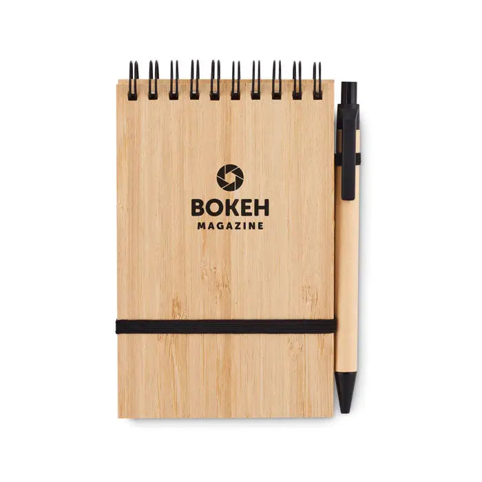 Blocnotes a6 din bambus cu stilou negru si spirala metalica cu logo bokeh magazine gravat pe coperta naturala