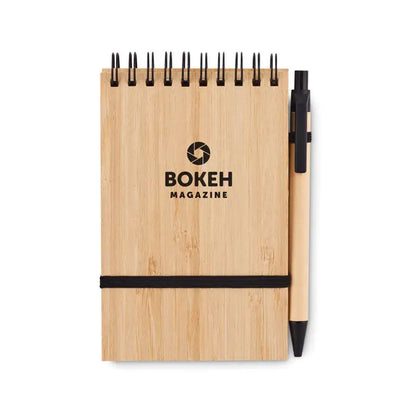 Blocnotes a6 din bambus cu stilou negru si spirala metalica cu logo bokeh magazine gravat pe coperta naturala