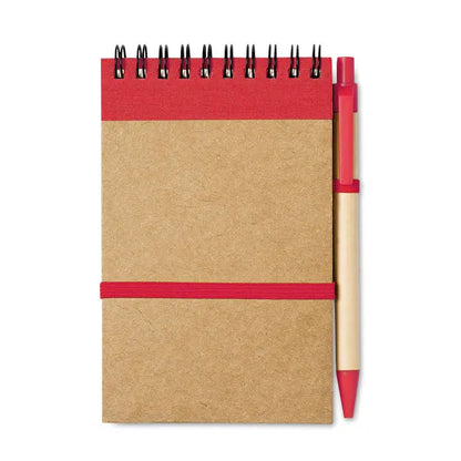 Blocnotes a6 reciclat cu stilou spiralat rosu si bej cu elastic rosu si stilou din bambus cu accente rosii