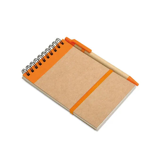 Blocnotes a6 reciclat cu stilou spiralat portocaliu cu elastic si pix din lemn cu capace portocalii