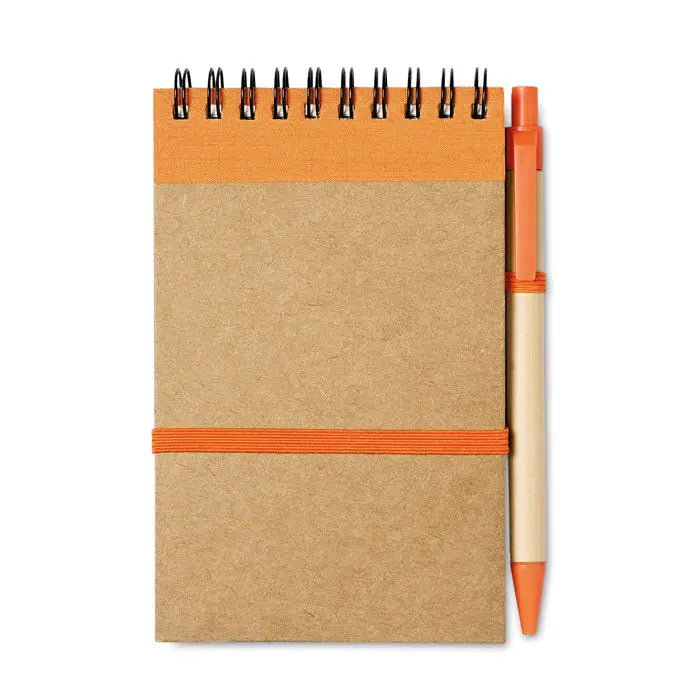 Blocnotes a6 reciclat cu coperta kraft texturata portocalie si stilou portocaliu si bej legat cu elastic