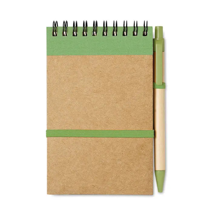 Blocnotes a6 reciclat cu stilou in verde si bej cu coperta din carton reciclat si spirala metalica