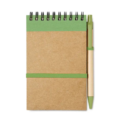 Blocnotes a6 reciclat cu stilou in verde si bej cu coperta din carton reciclat si spirala metalica