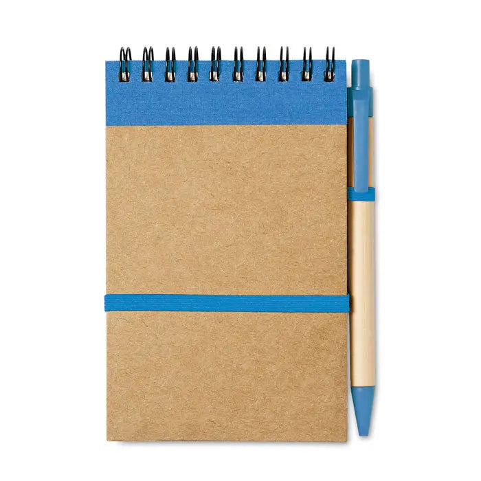 Blocnotes a6 reciclat albastru si maro cu stilou albastru pe langa spirală pentru notite ecologice
