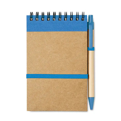 Blocnotes a6 reciclat albastru si maro cu stilou albastru pe langa spirală pentru notite ecologice