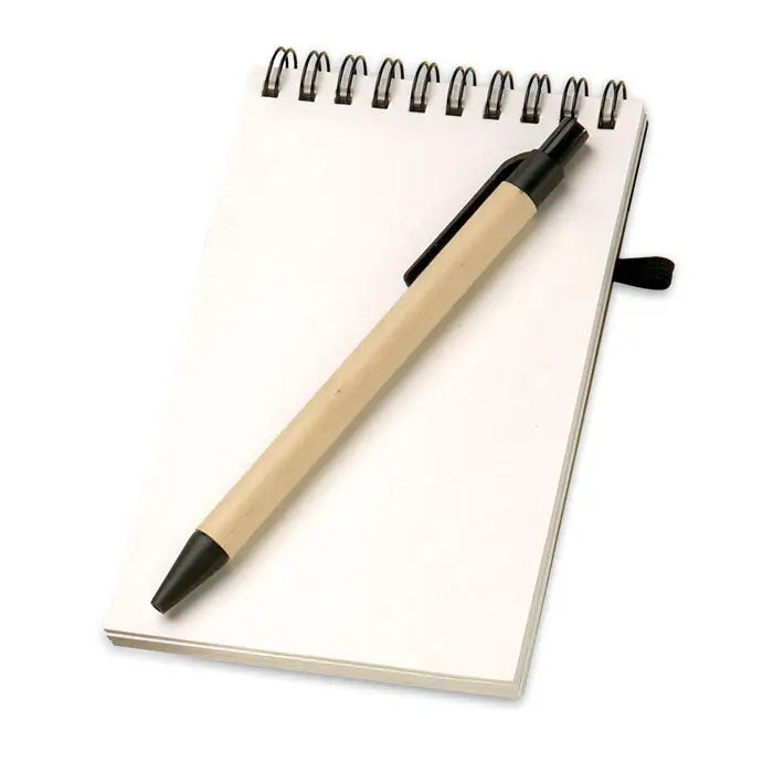 Blocnotes a6 reciclat cu stilou arată un notebook spiralat deschis și un stilou negru cu bej cu grip texturat