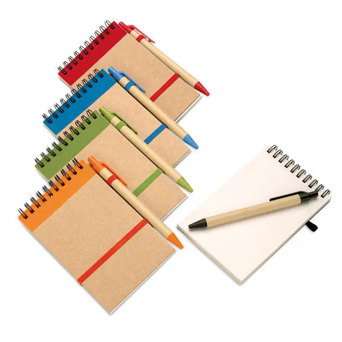 Set de blocnotes a6 reciclat cu coperta kraft si pixuri din lemn in culori rosu albastru verde si portocaliu