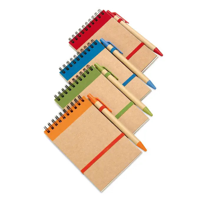 Set de patru blocnotesuri a6 reciclate cu coperta kraft si spiralate, fiecare cu stilou si banda colorata contrastanta