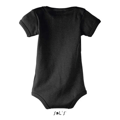 Body bambino bebe este un body negru pentru bebeluși cu mâneci scurte și manșete și deschideri striate la picioare