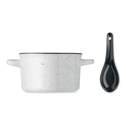 Bol ceramic vintage 550 ml vas din email alb cu pete, margine si manere negre, lingura ceramica neagra eleganta
