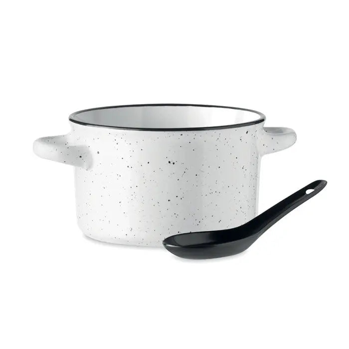 Bol ceramic vintage 550 ml oală emailată albă cu pete, margine și mâner negru, cu lingură neagră elegantă alături