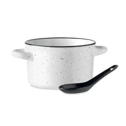Bol ceramic vintage 550 ml oală emailată albă cu pete, margine și mâner negru, cu lingură neagră elegantă alături