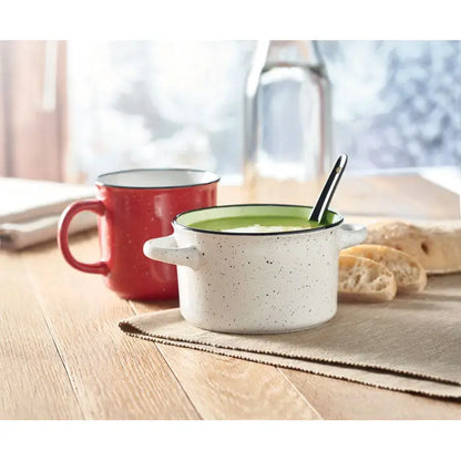 Bol ceramic vintage 550 ml bol de supa din email alb cu pete, margine verde si doua manere umplut cu supa verde