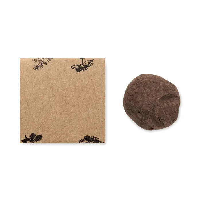 Bomba cu seminte de ierburi rotunda maro inchis cu textura rustica in cutie de carton